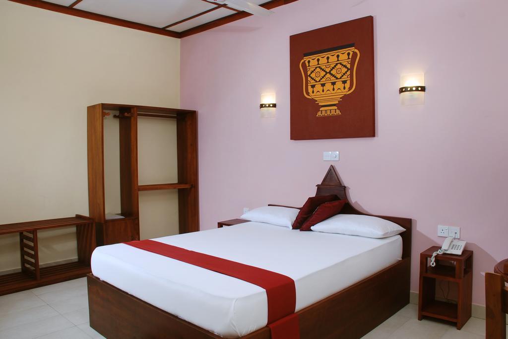 The Triangle Hotel Anurâdhapura Extérieur photo